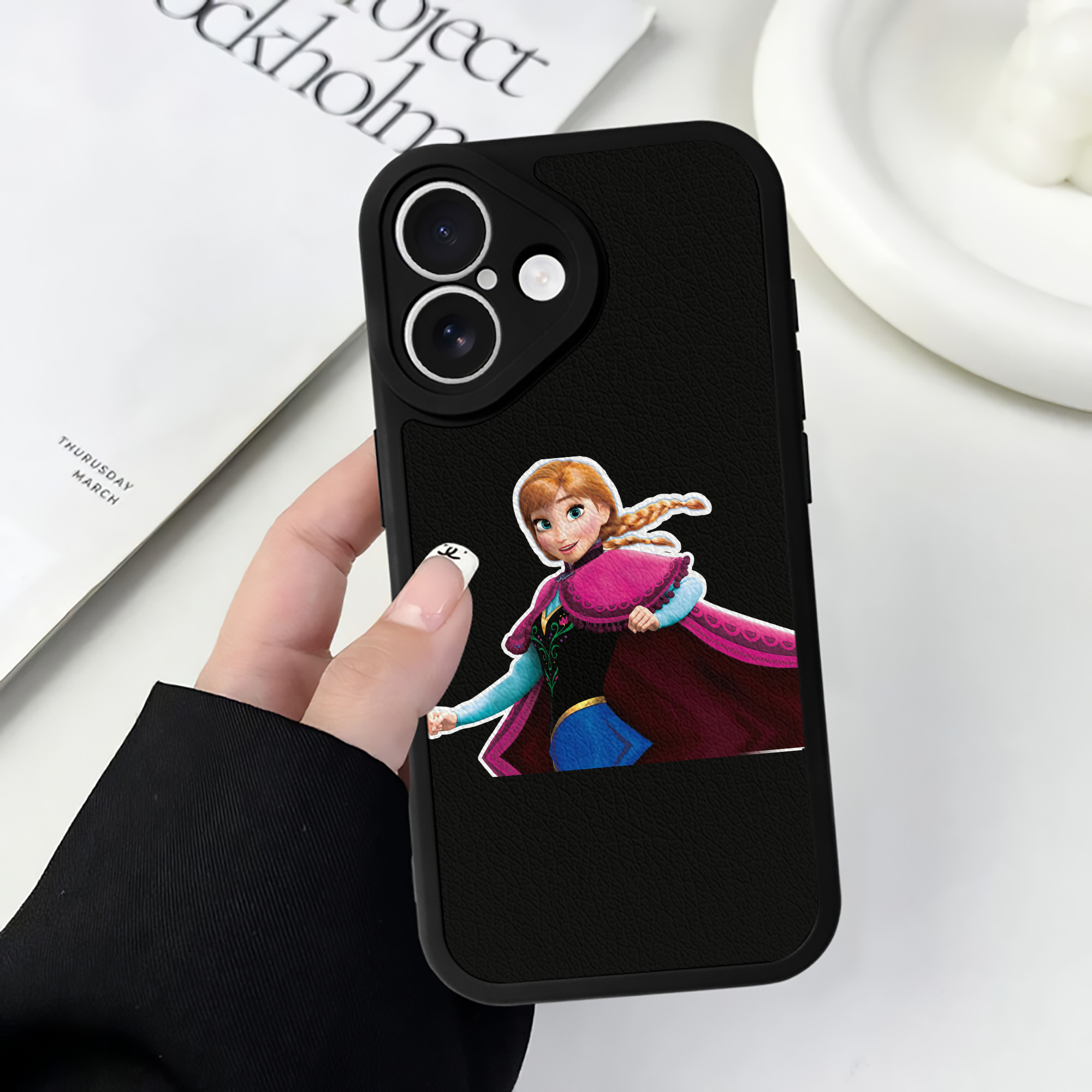 （画像用） アナと雪の女王 アンナ エルサ Frozen Anna Elsa 【iPhone 16シリーズ対応】シリコンスマホケース（レザー調） 材質：シリコン